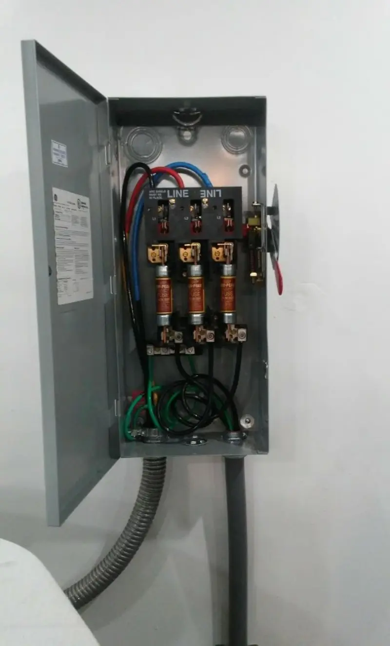 Three-phase disconnect switch installed for Smoke Detector Installation in Canyon Creek